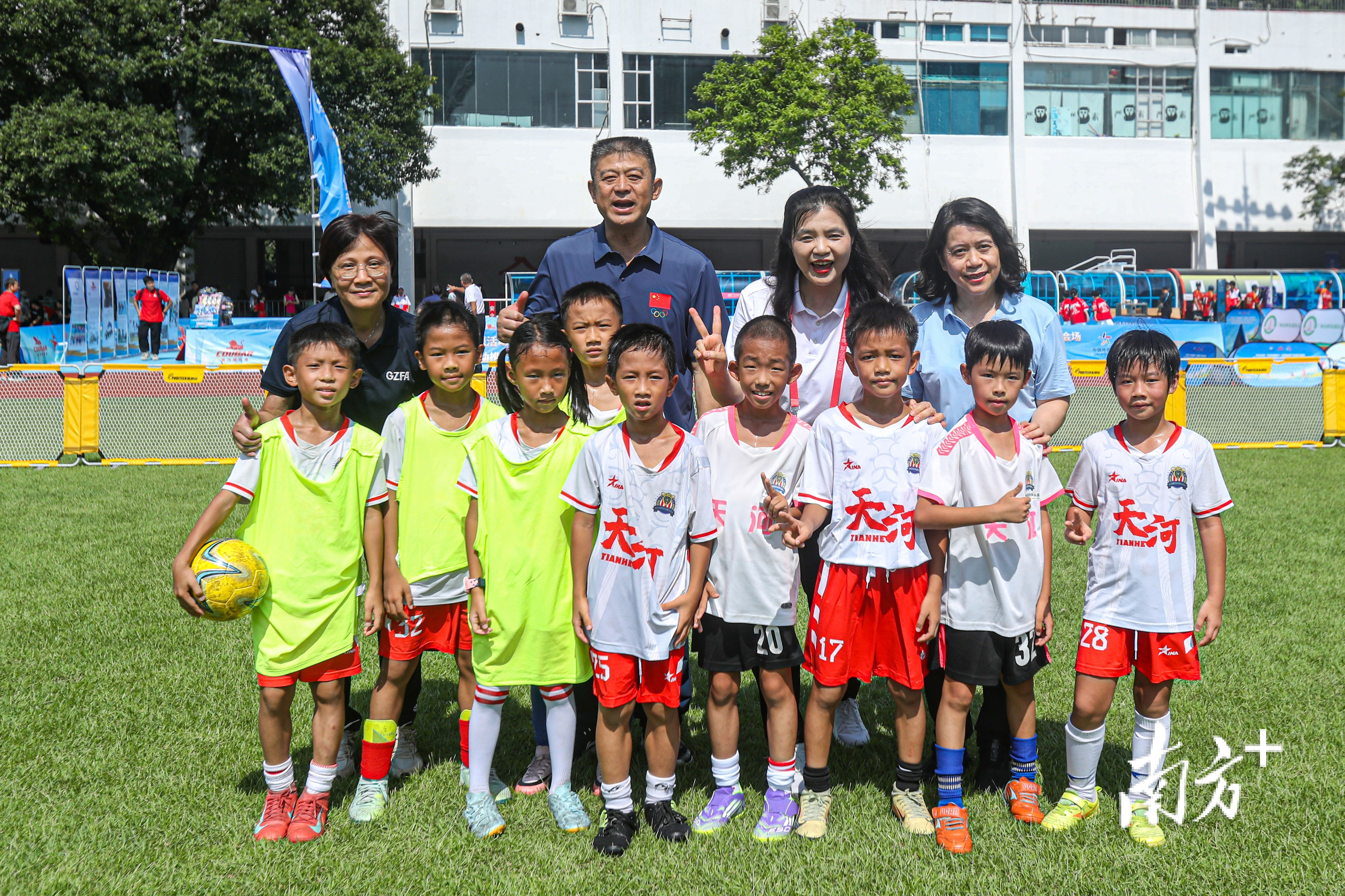 entit, 并重的足球, 作者 entit, 并重的足球, 作者