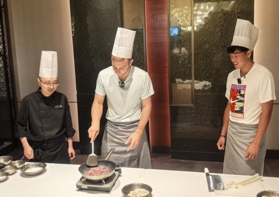 天府文化的, 紧握锅铲